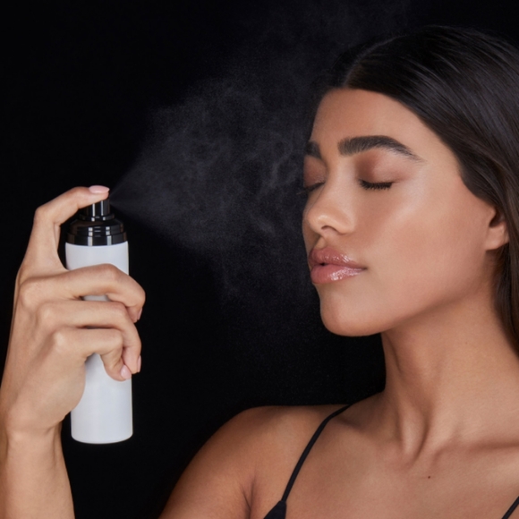 Hourglass Veil Setting Spray Soft Focus Effect - Picture 3 of 3